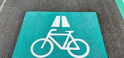 Fahrrad-Piktogramm auf dem ersten Teilstück des Radschnellwegs München-Garching Fahrrad-Piktogramm auf dem ersten Teilstück des Radschnellwegs München-Garching