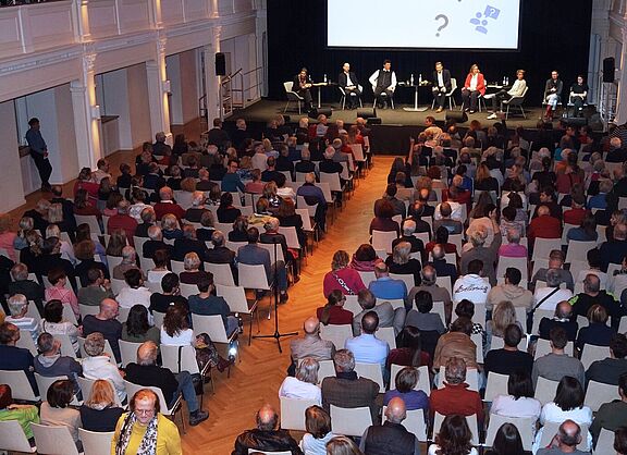 Fast 800 Personen kamen zur Podiumsdiskussion mit den OB-Kandidierenden